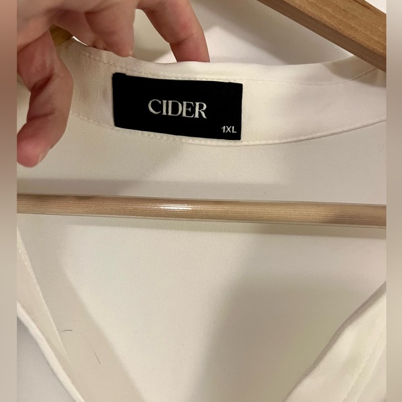 White flowy cropped button up shirt - Picture 4 of 4